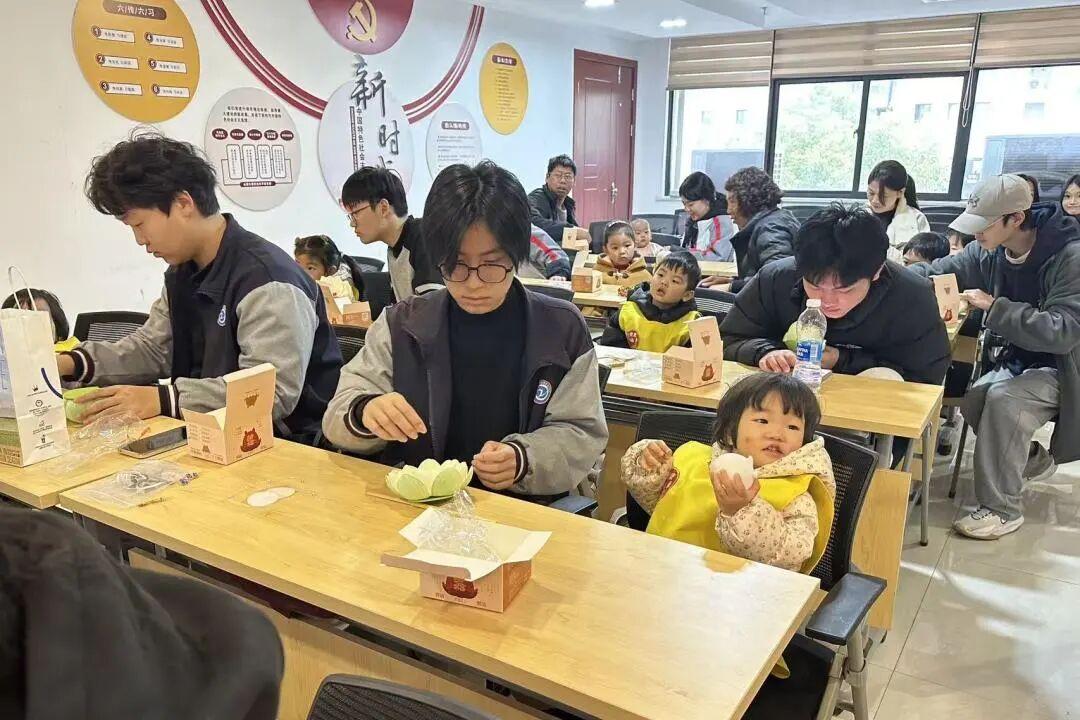 浙江省广播电视中等专业学校学生参与枇杷湾社区手工坊志愿服务活动！(图6)