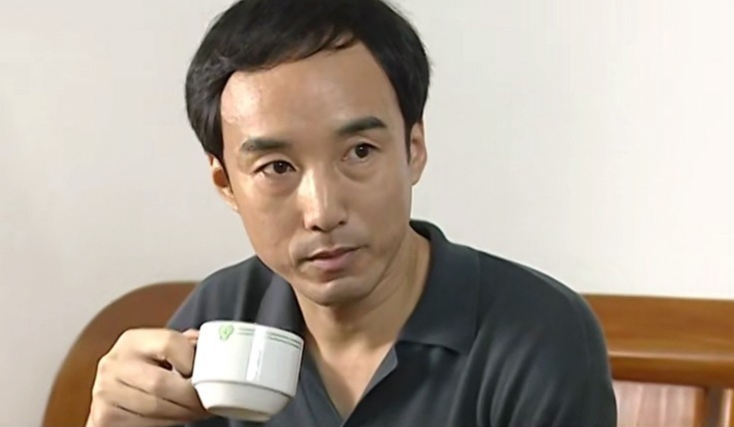 63 岁老戏骨施京明,出道 32 年仍旧戏红人不红的原因是什么?