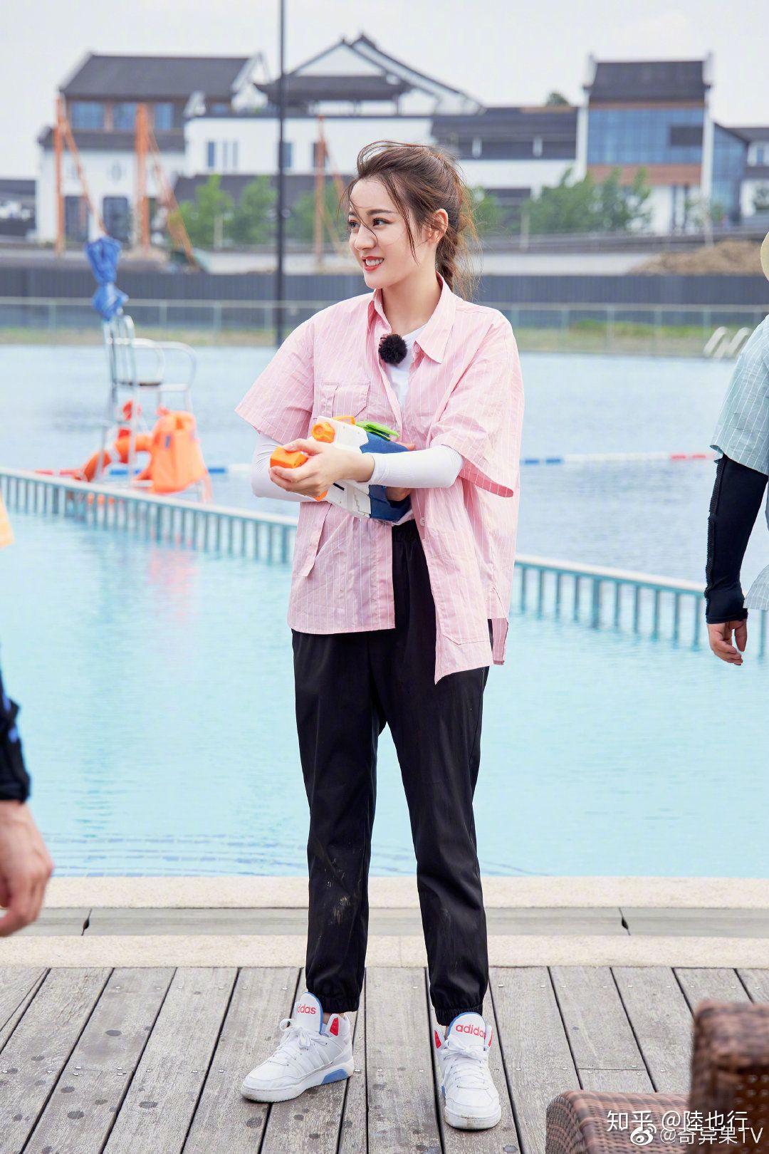 迪丽热巴在极限挑战穿的阿迪达斯运动鞋是什么