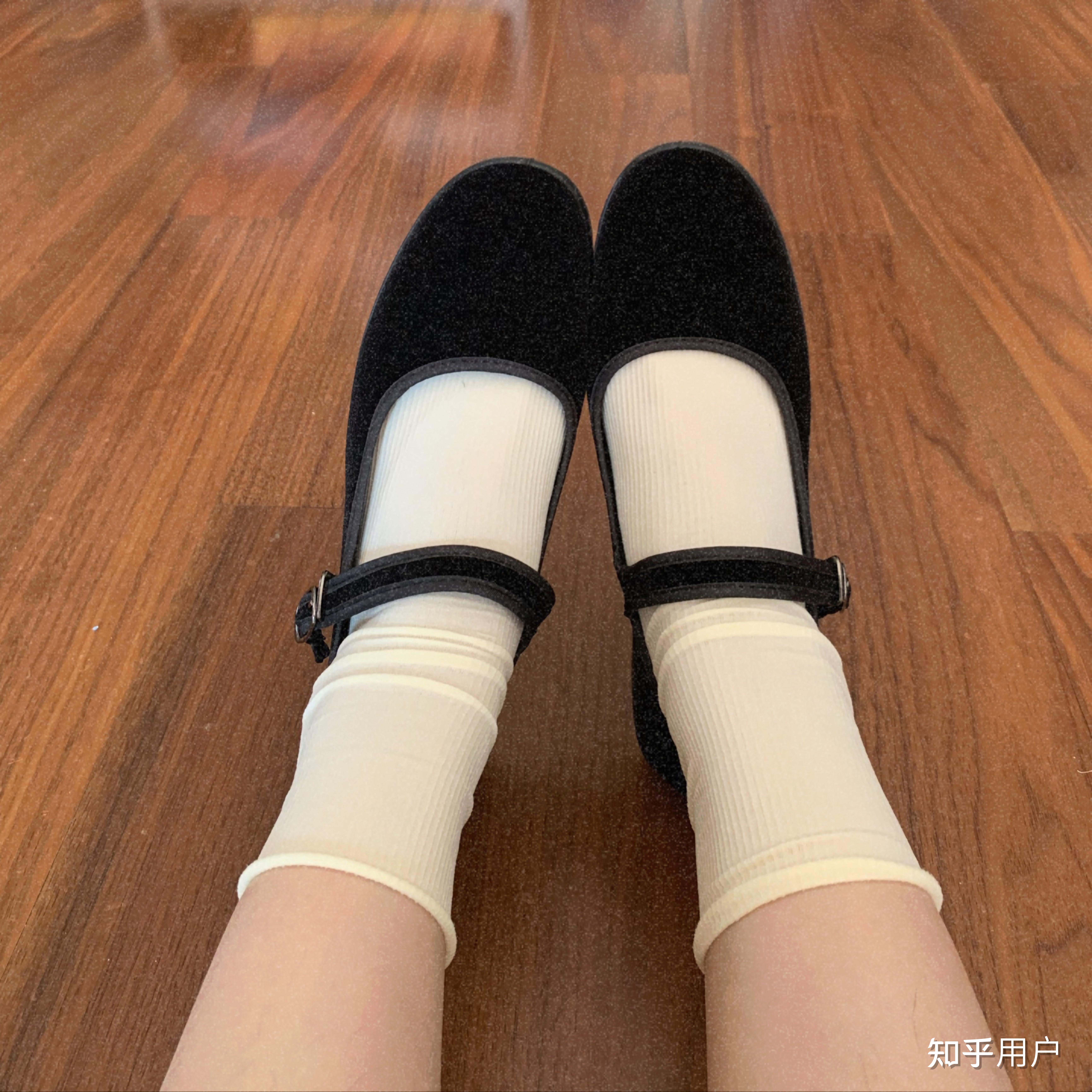 为什么黑布鞋总是搭配白袜子,但是黑皮鞋搭配白袜子是搭配禁忌呢?