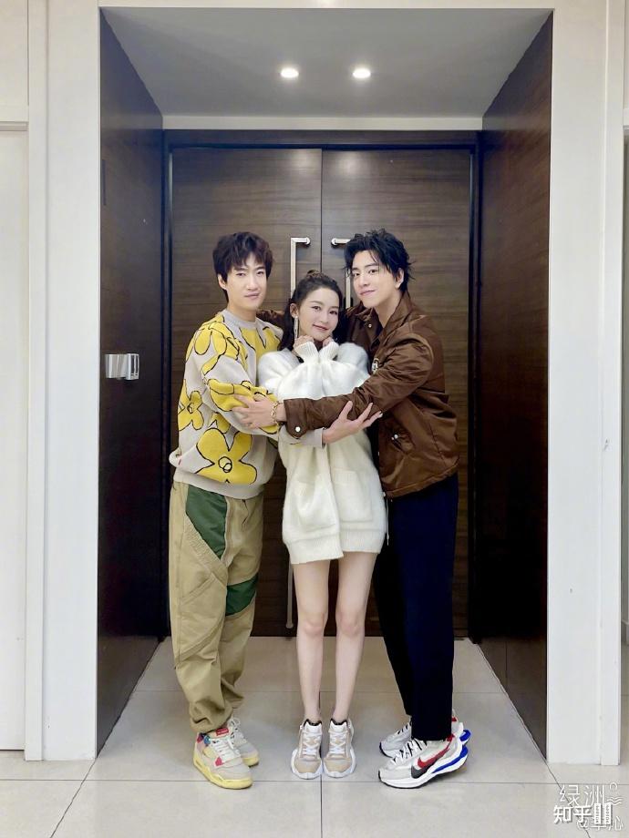 如何看待王大陆节目上抱李沁? - 知乎