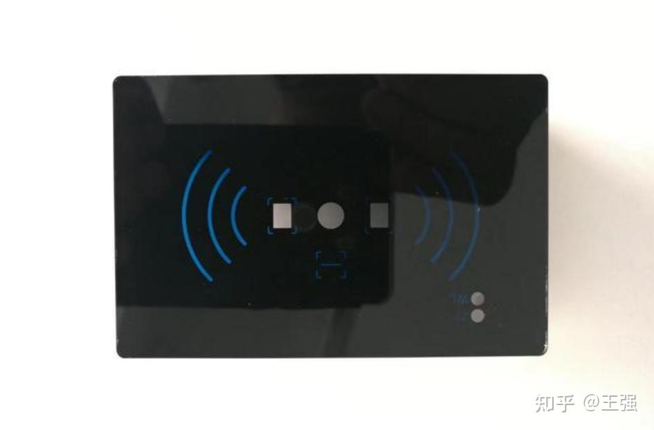 详细解析了动态二维码IC卡/CPU卡刷卡门禁、梯控及多功能读头的技术参数与应用场景，包括核心功能、技术创新、多模态识别能力、智能化交互与管理 ...