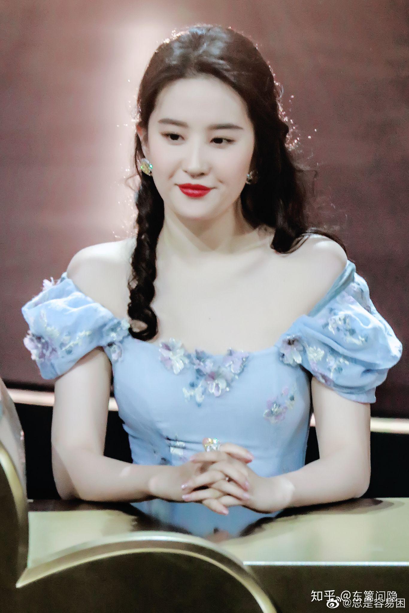 如何评价刘亦菲2020微博之夜的造型和搭配