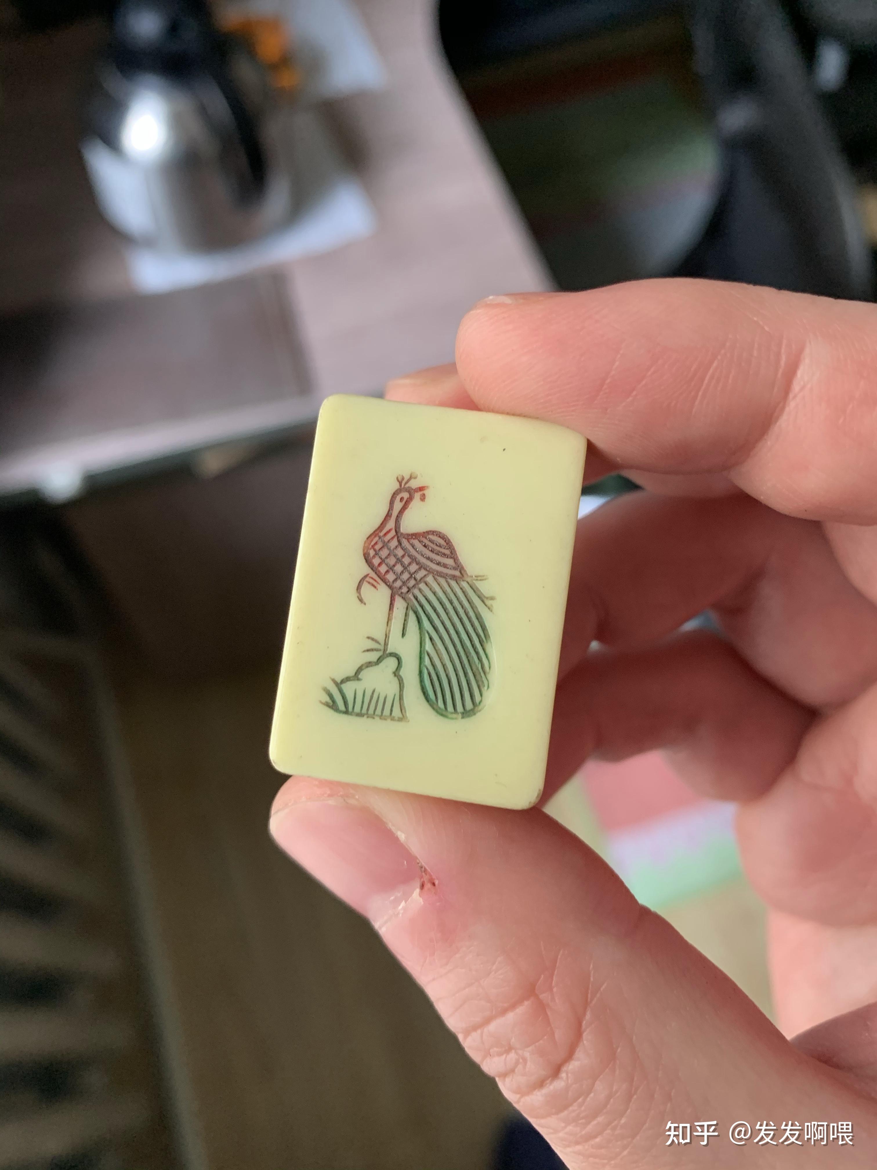 为什么麻将里一筒的圆环上写的是日文?内容是什么呢? - 知乎