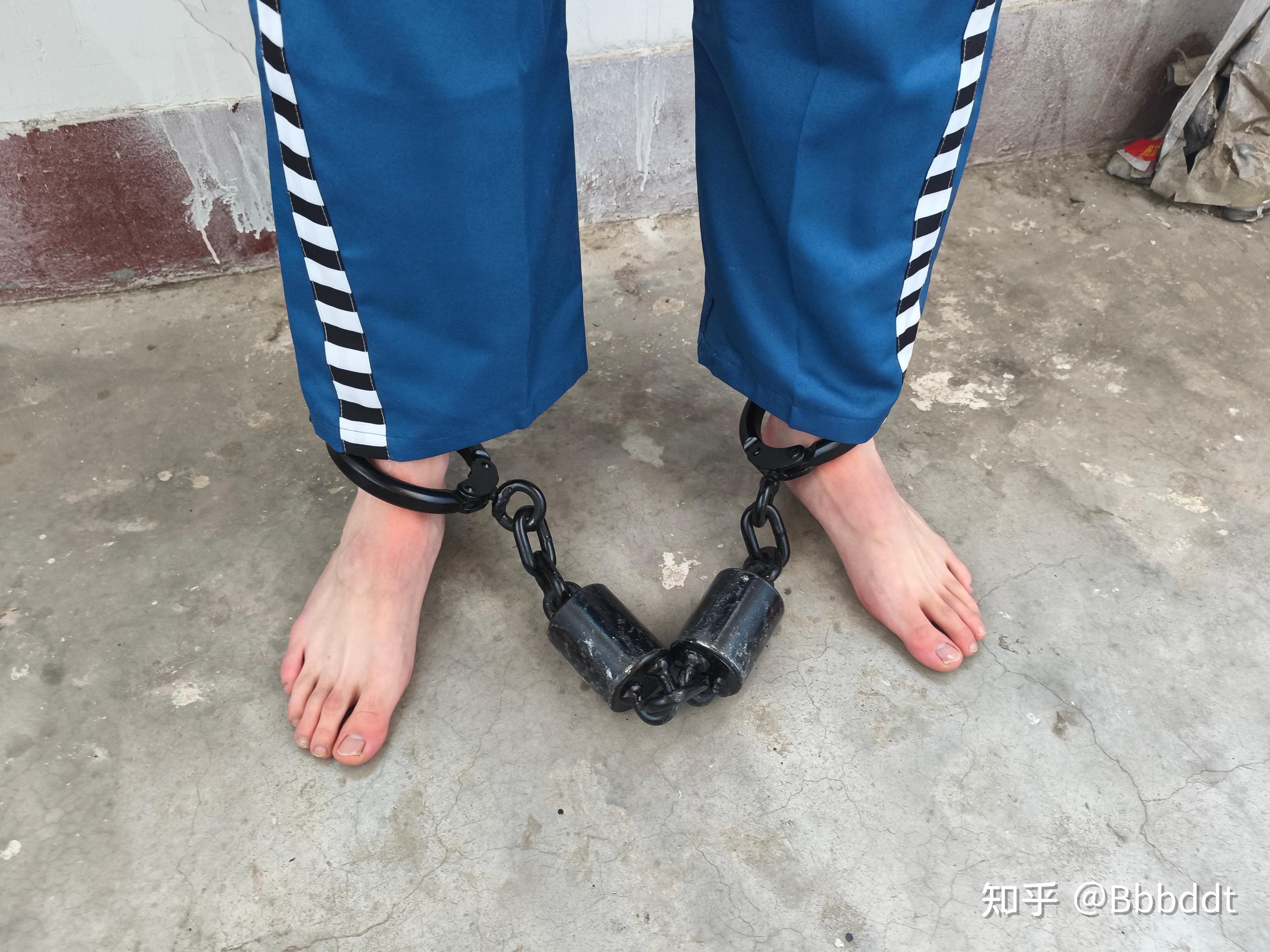 带上手铐脚镣是一种什么样的感受?