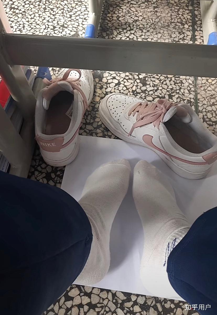 女生有上课脱鞋的经历吗?