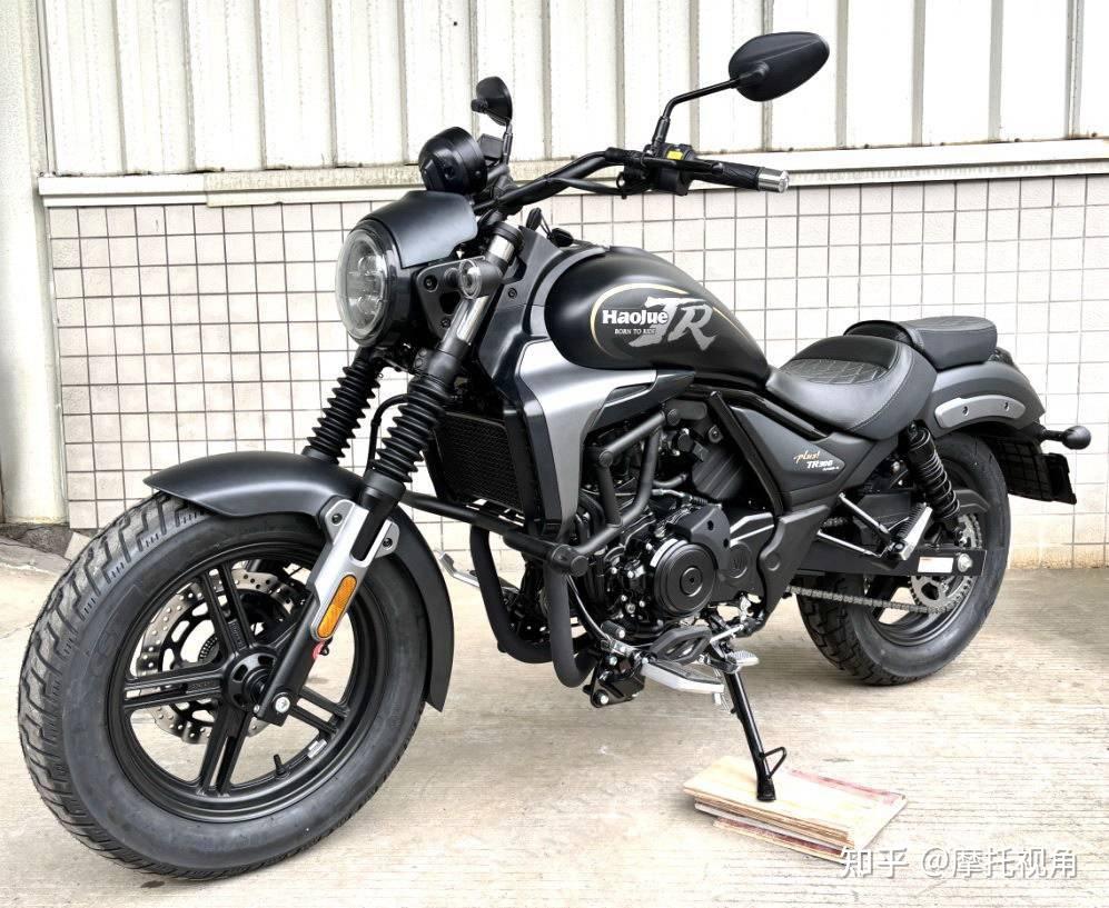 摩托车小白,市区代步入门用春风250sr还是豪爵铃木gsx250r?