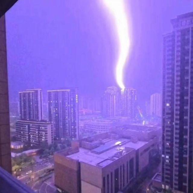 福建安溪龙须殿被曝遭紫雷劈中，这种雷威力有多大？周围有那么多比它高的建筑，为什么就它偏偏被雷击中？