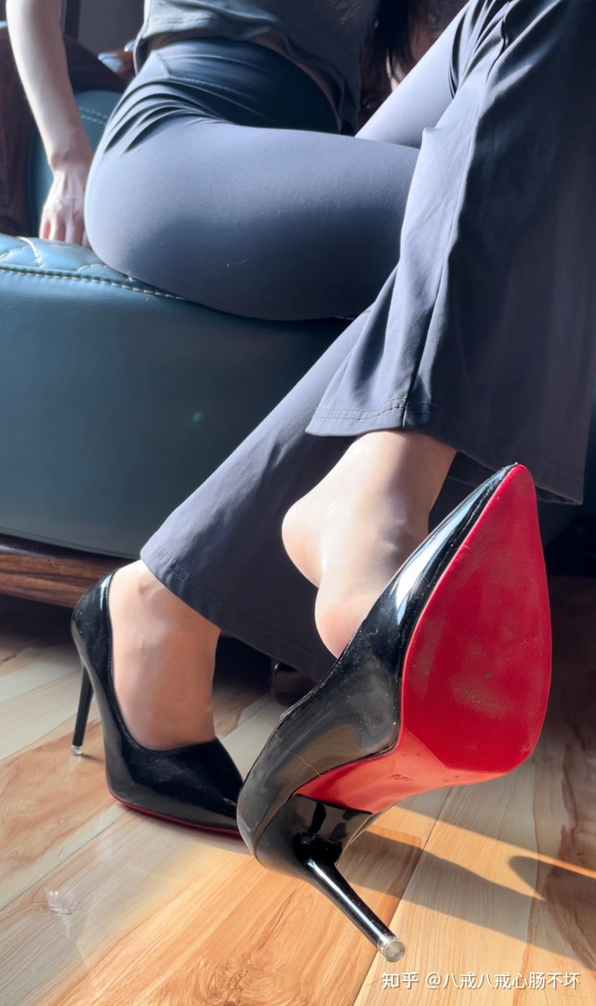 女生穿着高跟鞋休息的时候为什么总是把鞋跟翘起来