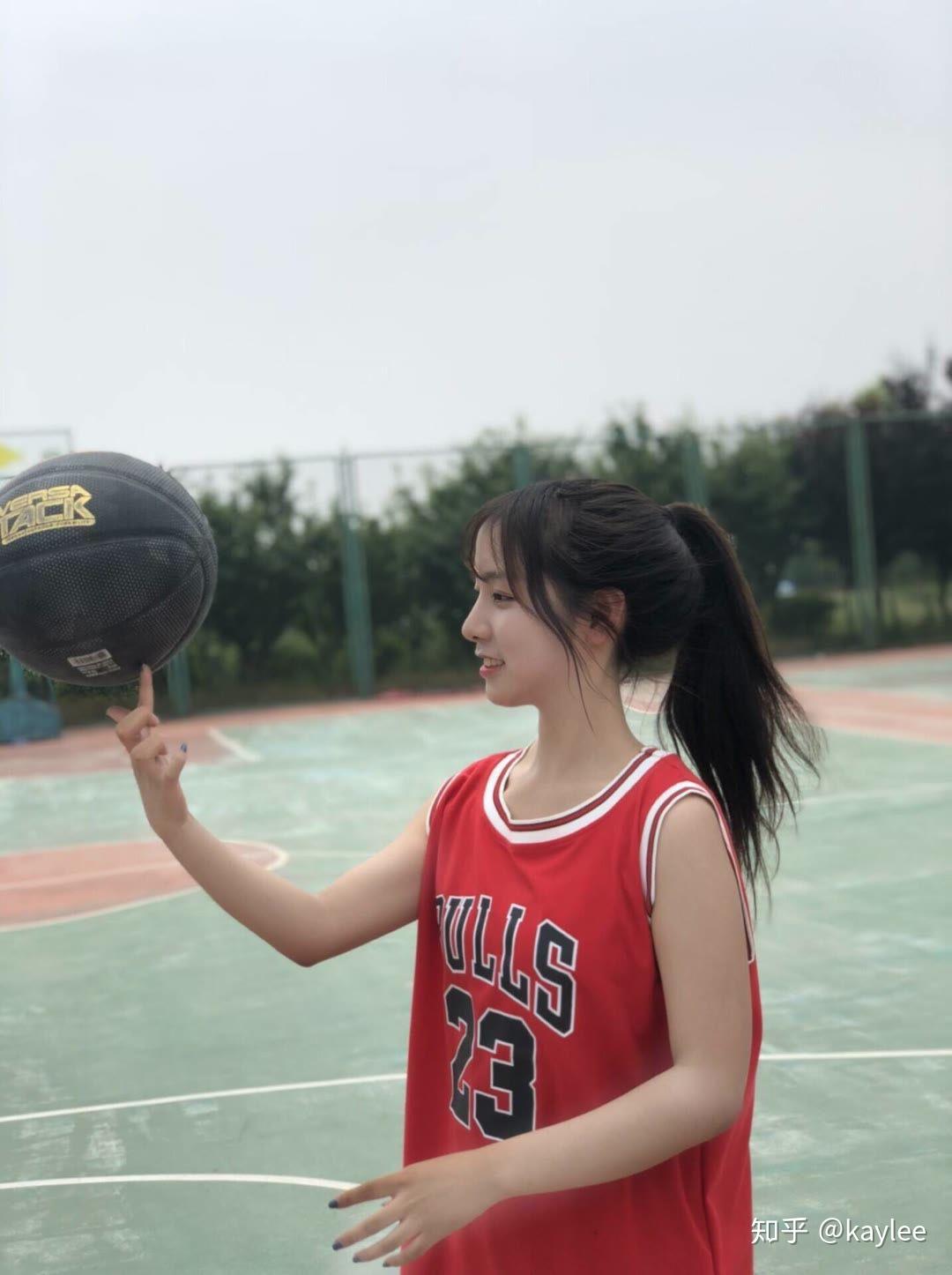 有没有女生打篮球或者穿球衣的壁纸啊