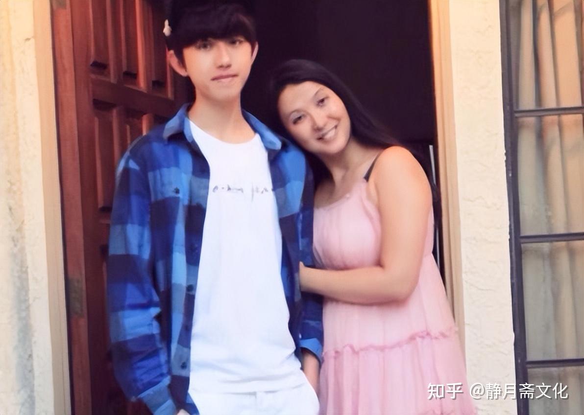 蔡徐坤的老妈,真把儿子当成女儿吗?