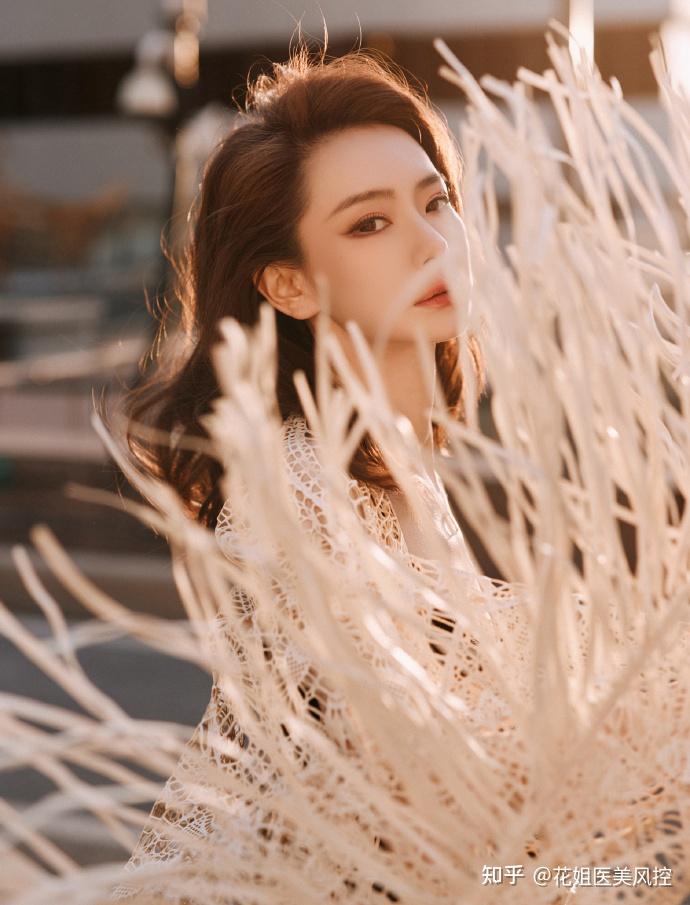 如何评价戚薇的长相?