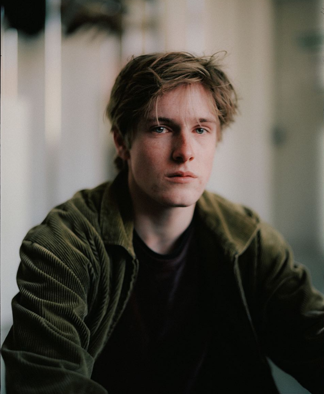 netflix出品的德剧暗黑里面男主穿的那件黄色冲锋衣是什么品牌?