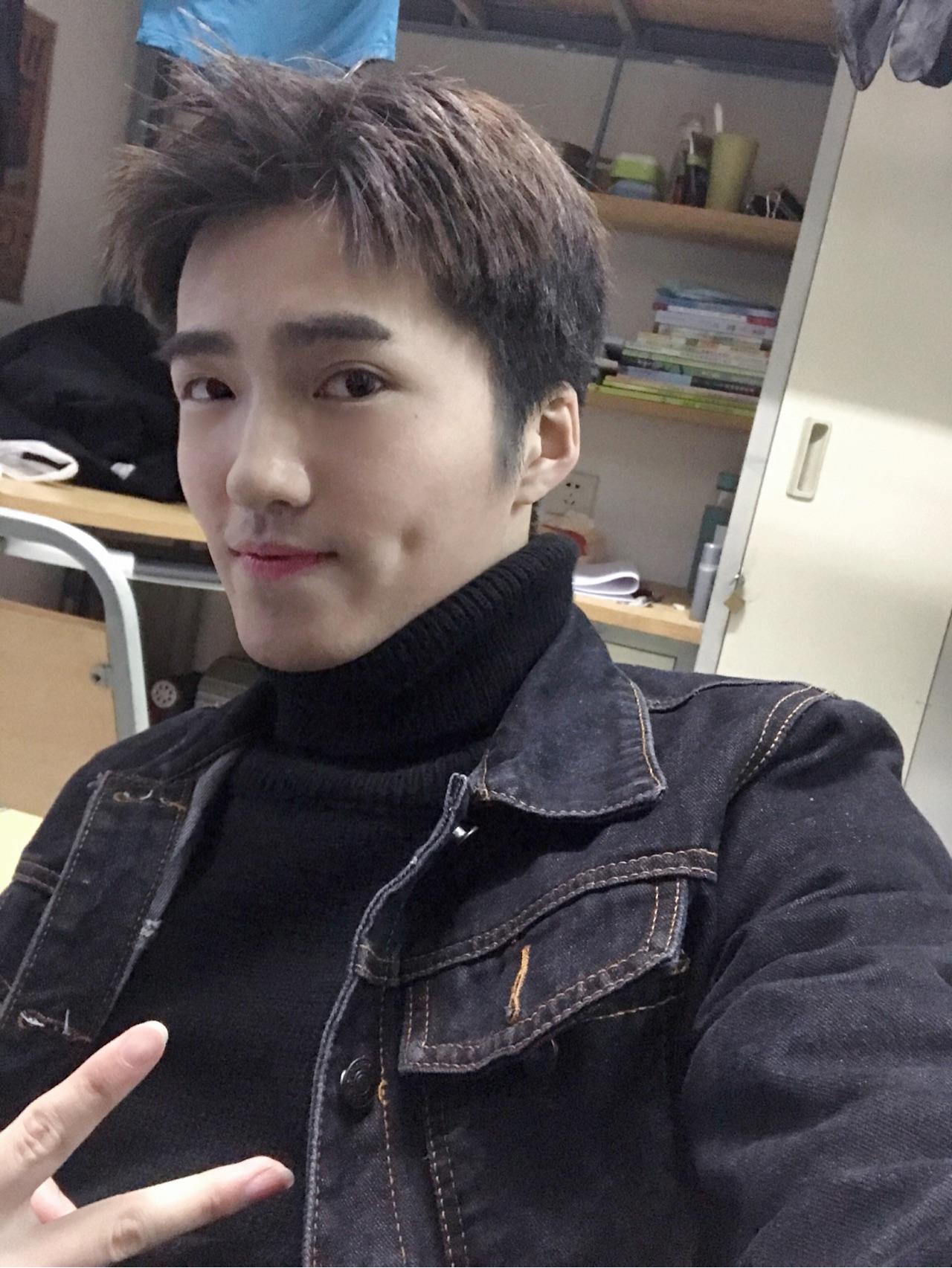 男生头发怎么从一般长度留到低马尾