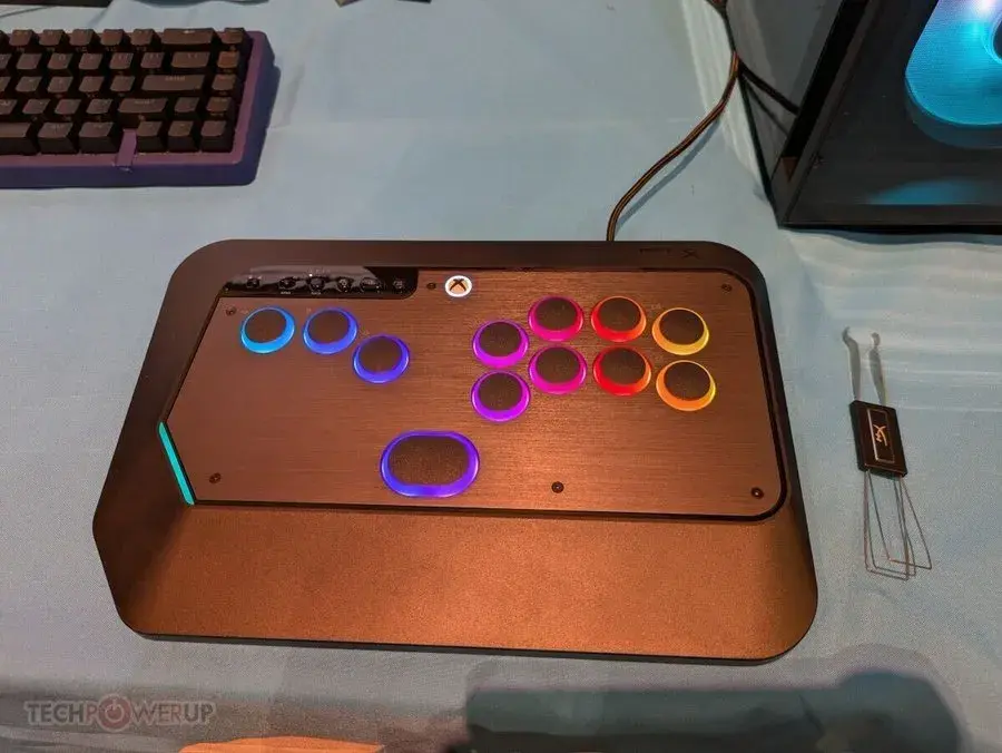 电脑塞进键盘!惠普CES大招:AI PC新形态,HyperX与OMEN合并