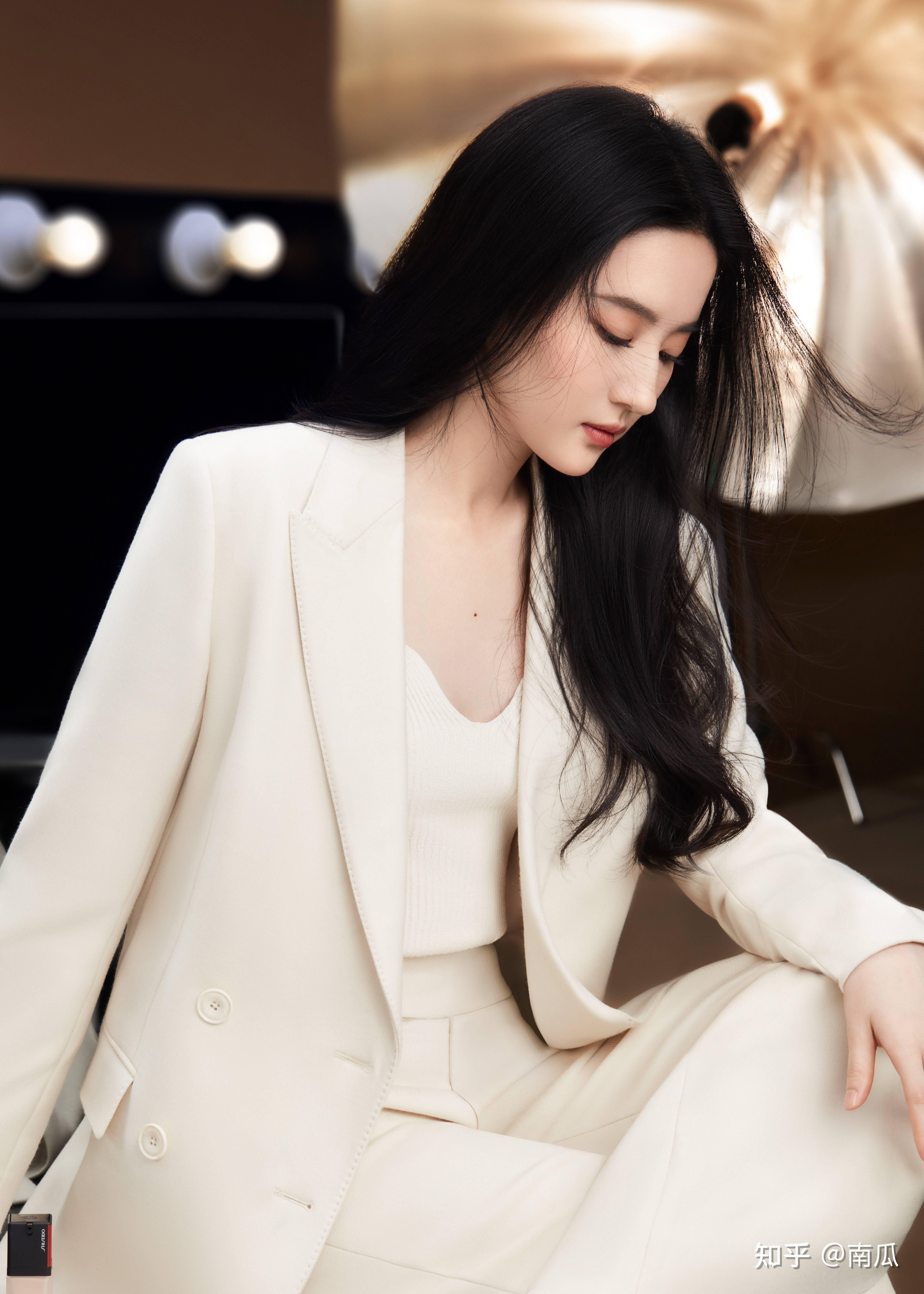 刘亦菲的自拍为什么那么一言难尽? - 知乎