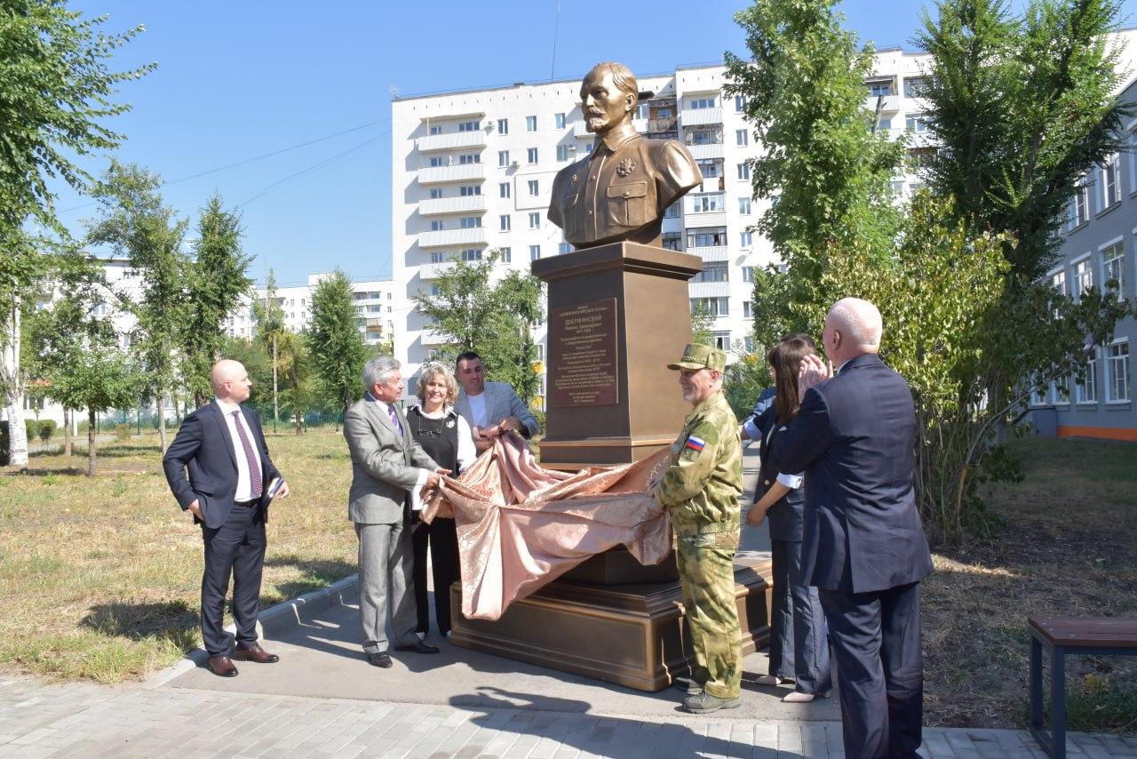 捷尔任斯基半身像