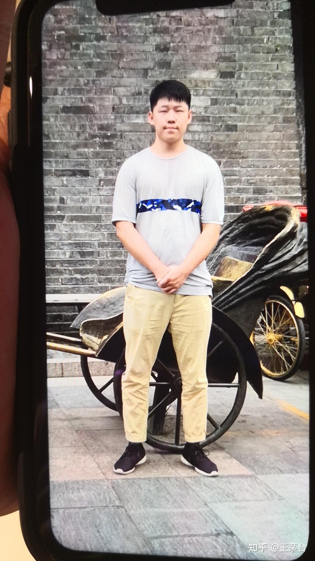 男生体重110kg,身高1.