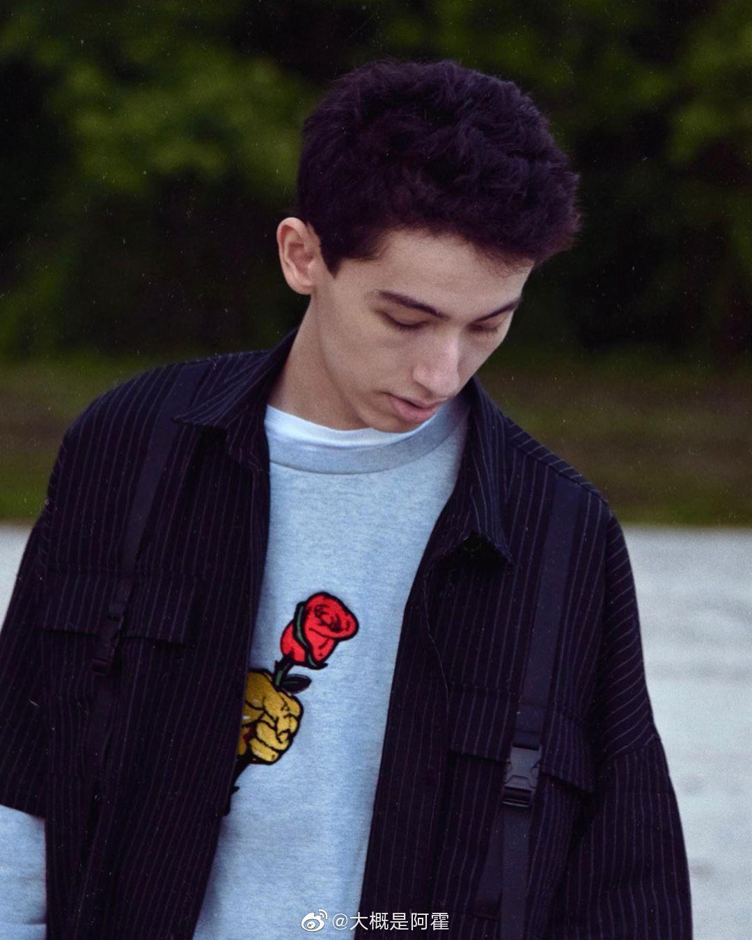 有没有歌手suburban的照片