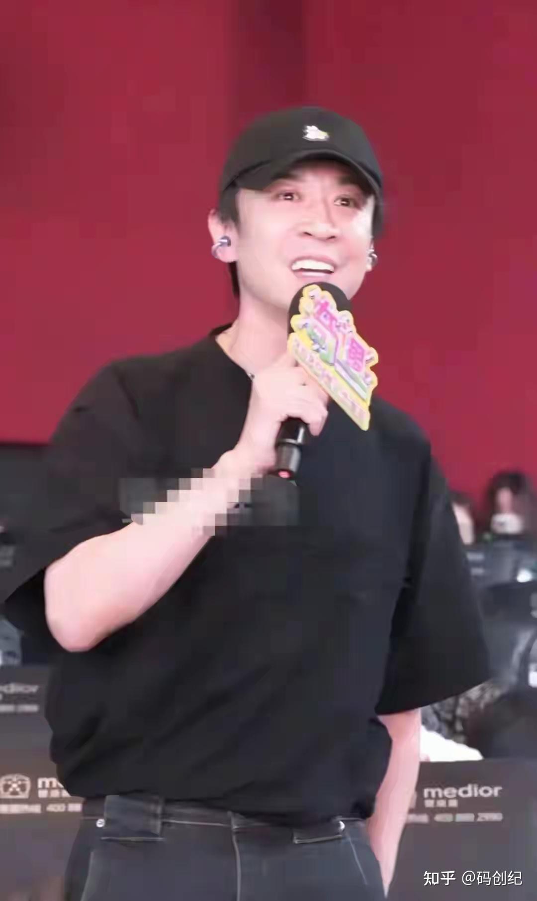 张维伊现身活动，剪长发不戴耳机称呼自己张大宝，网友吐槽帅多了 - 知乎