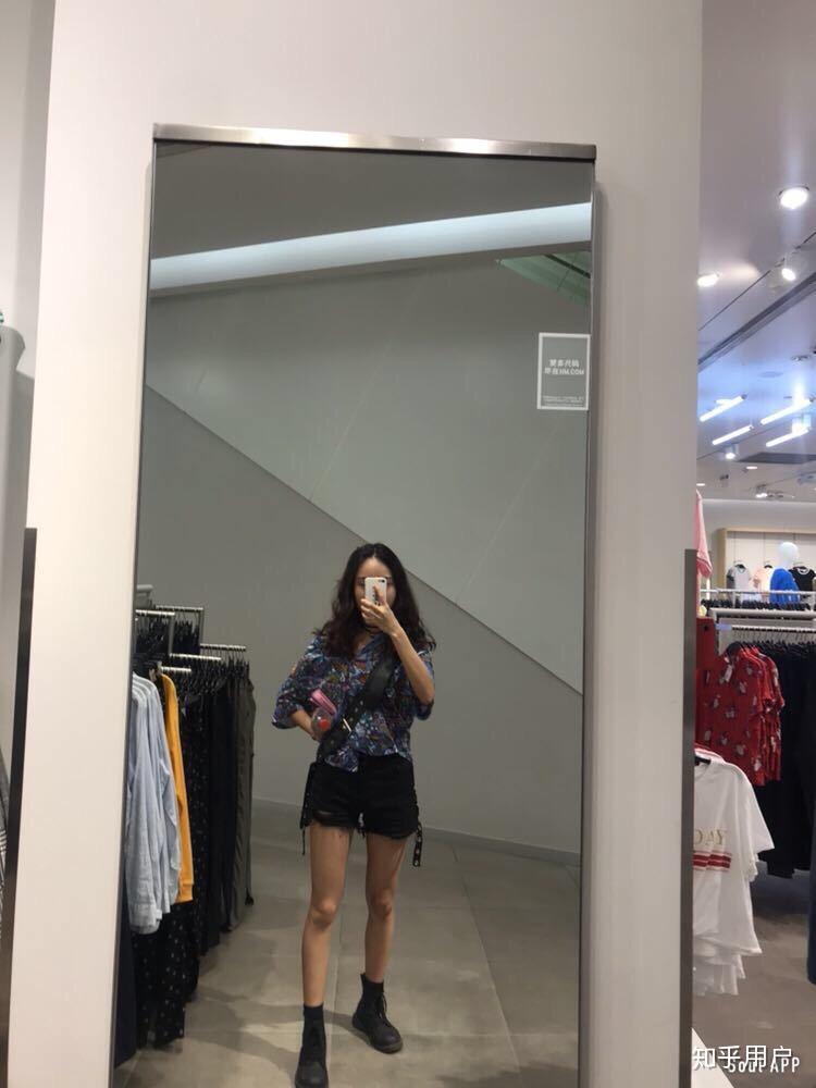 女生方脸额头大皮肤黑黄160cm55kg适合短发吗?什么颜色比较好呢?