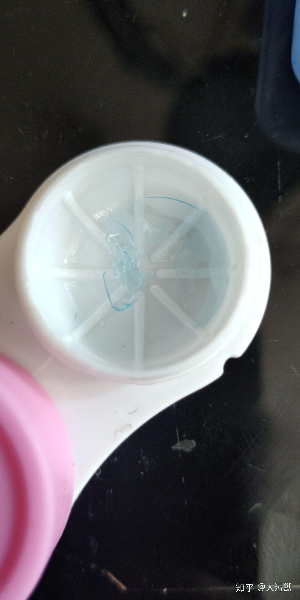 请问隐形眼镜自己裂开会变成这样吗