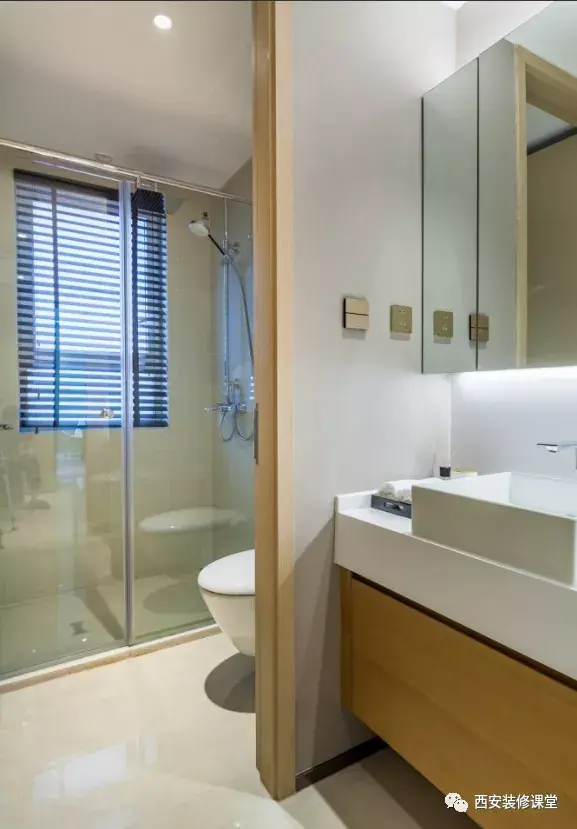 家里装修干区做半墙如图这样瓷砖贴一半另一半是乳胶漆时间长了墙面会