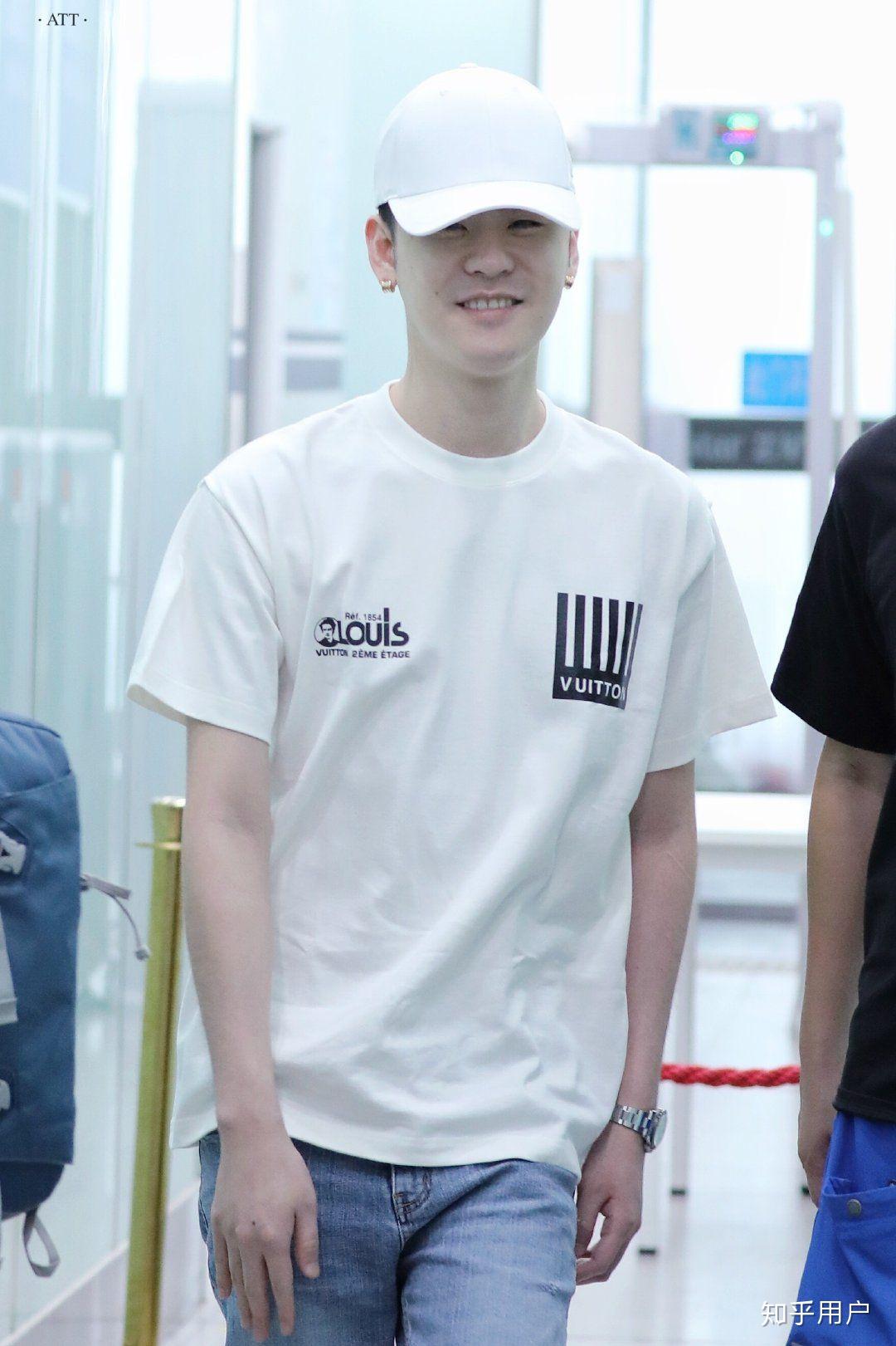 这是一个求图问题请问有张云雷白t恤的照片嘛这个系列的