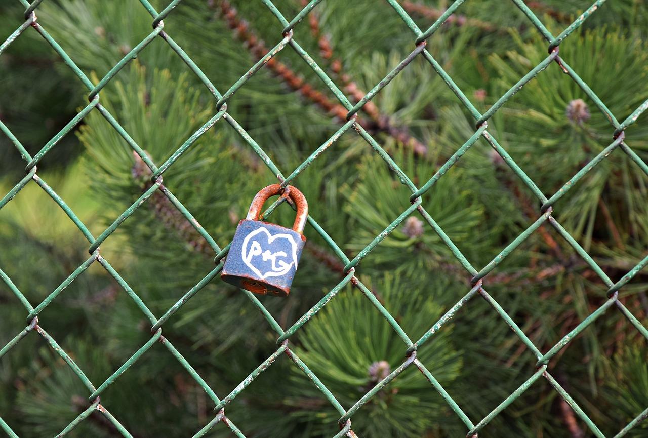 球形门锁从外边怎么拆