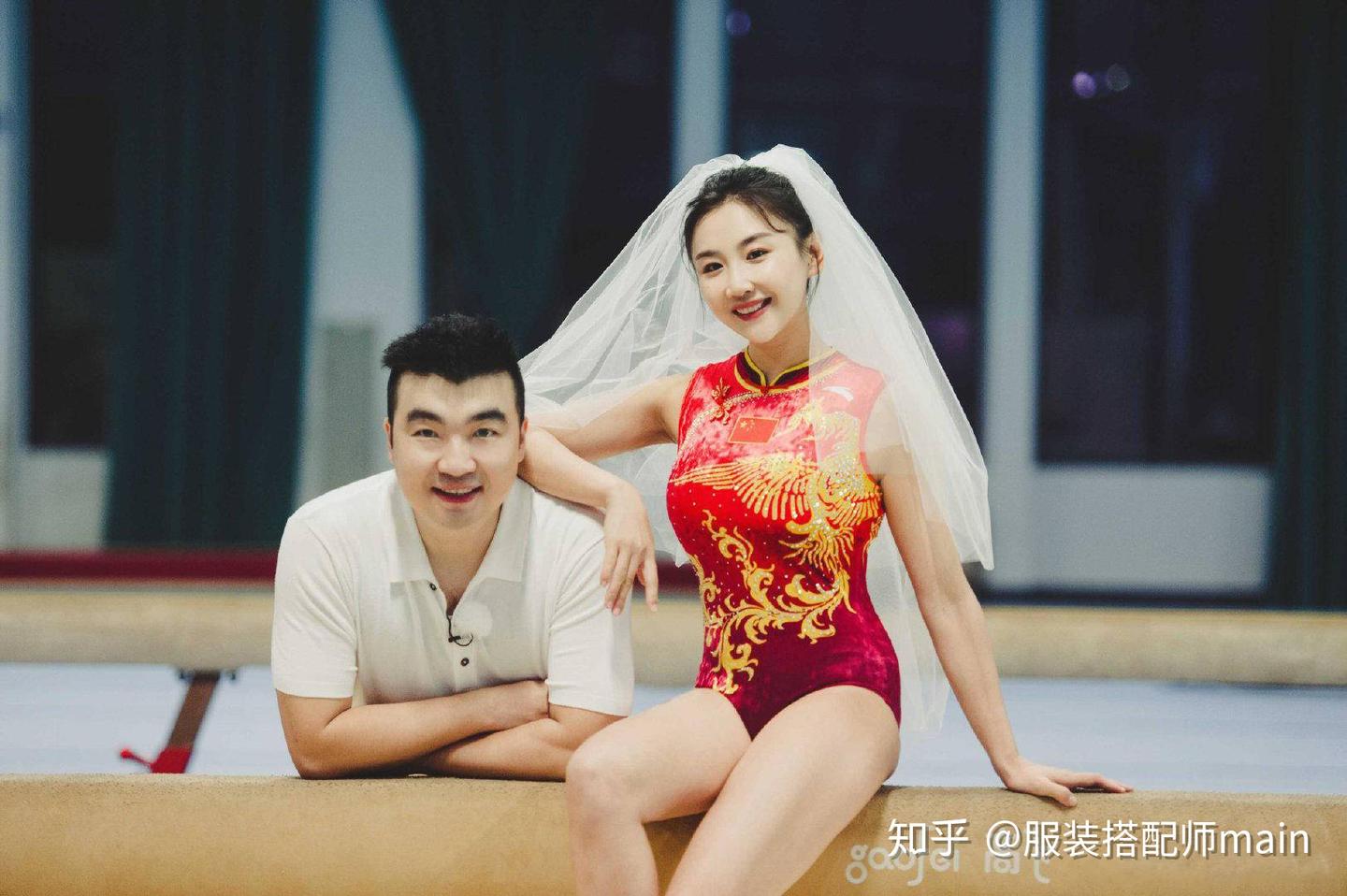 何雯娜 何雯娜穿婚纱好漂亮，配白纱有公主范儿，老公双手抱娃爸爸力十足- 知乎