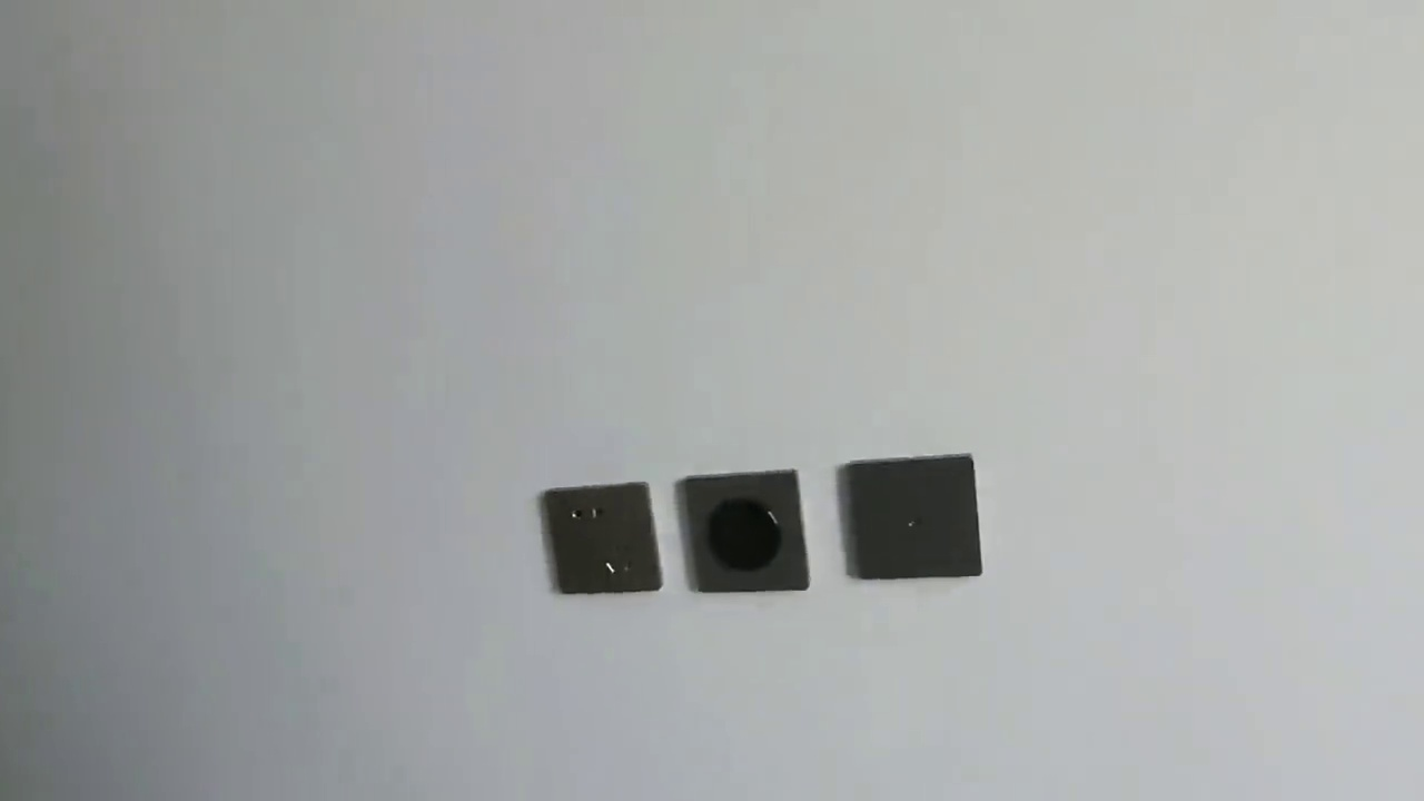 安装一台超薄电视机,万向旋转挂架转个角度观看,可不能使劲推拉