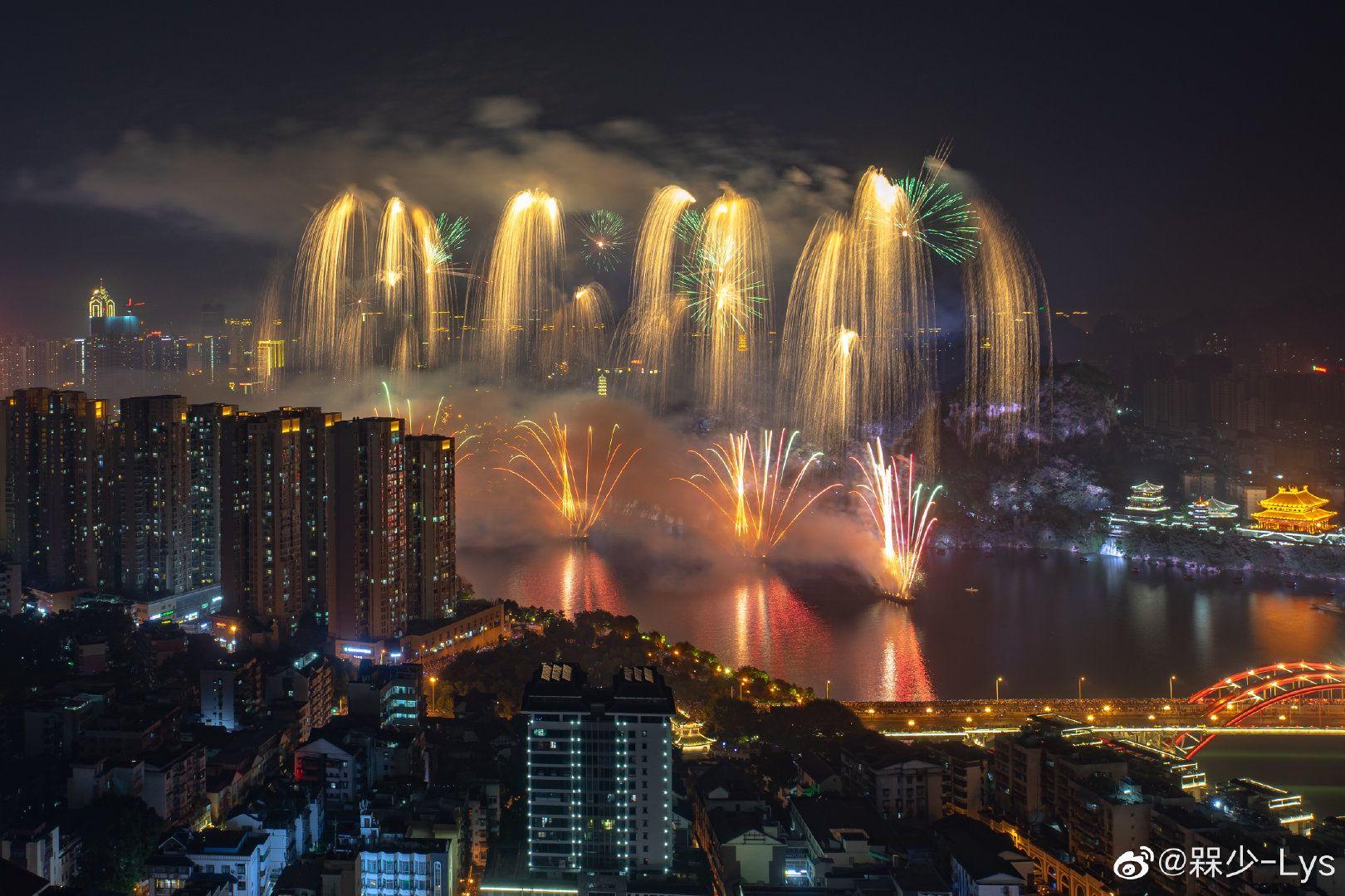 有那些关于烟花或者花火大会那样繁华又令人心动的壁纸