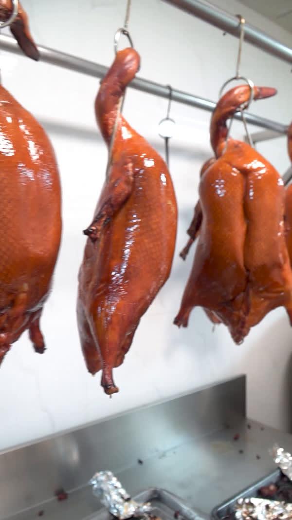 脆皮烤鸭皮色油亮鲜艳,让人看了就食欲大开