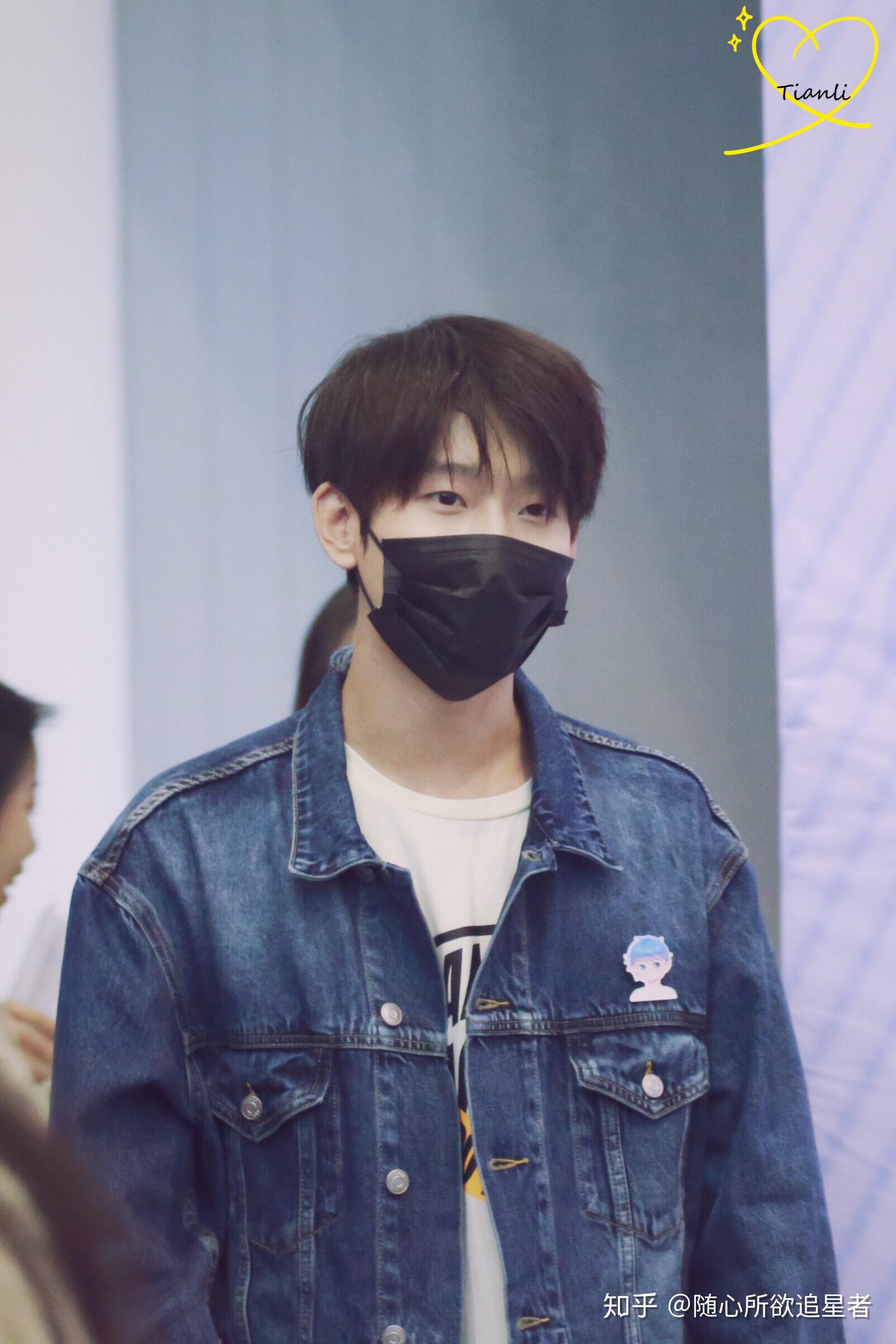 想做一个b站up花少北的发型,要怎么跟理发师说?