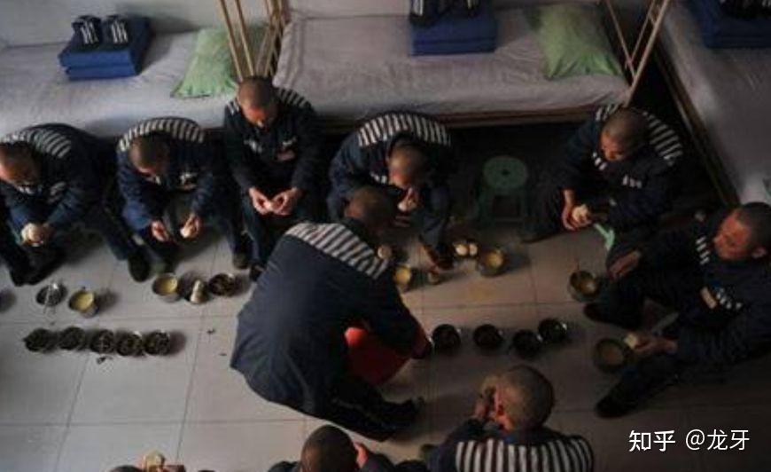中国监狱中民警找犯人谈话时要求犯人采用蹲姿是出于什么考虑国外监狱