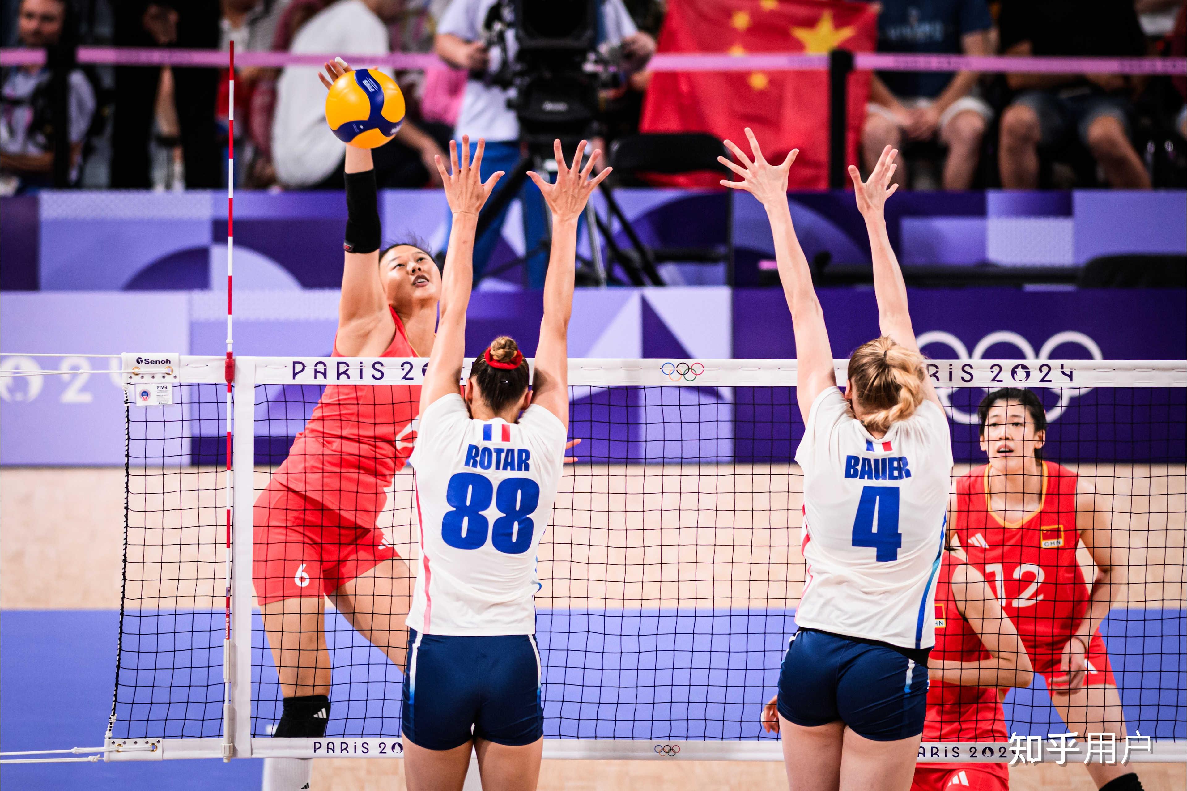 巴黎奥运会女排小组赛朱婷12分中国女排30法国队提前晋级8强如何评价