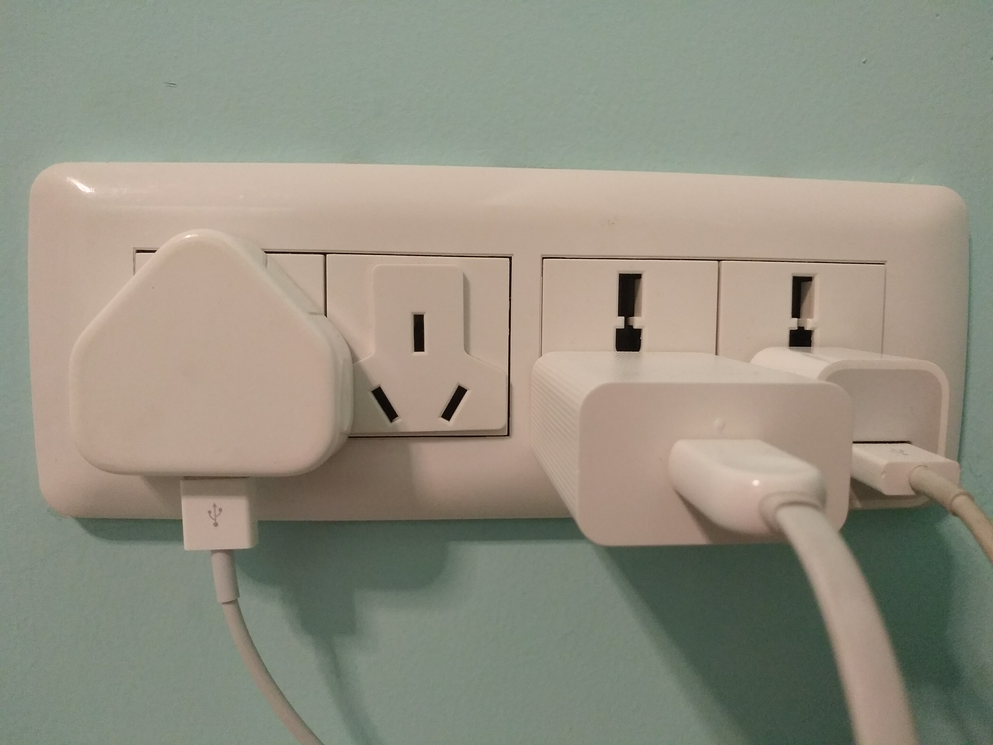 为什么墙上的插座最多只有2个口,而且那么近,没法插两个插头,是因为