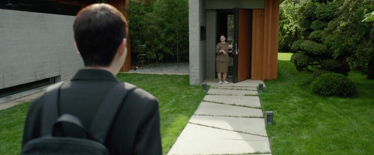 如何评价奉俊昊导演的电影《寄生虫》?