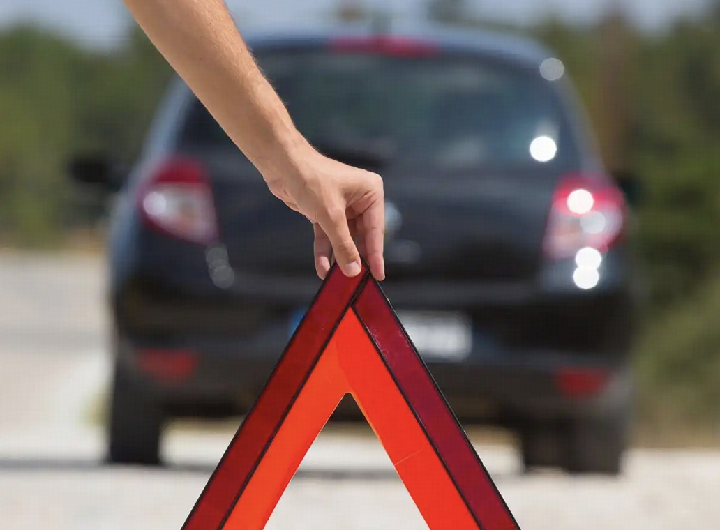 男子高速停车救人，期间发生二次事故致1死3伤，被认定次责，冤吗？高速上遇到伤者，到底该怎么正确处理？