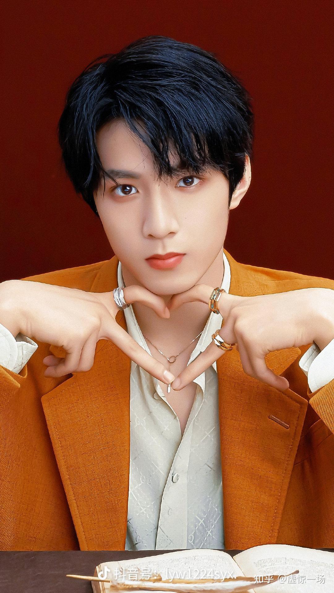 有没有人给我强烈安利一下tnt刘耀文啊啊啊啊希望越详细越好求放图越