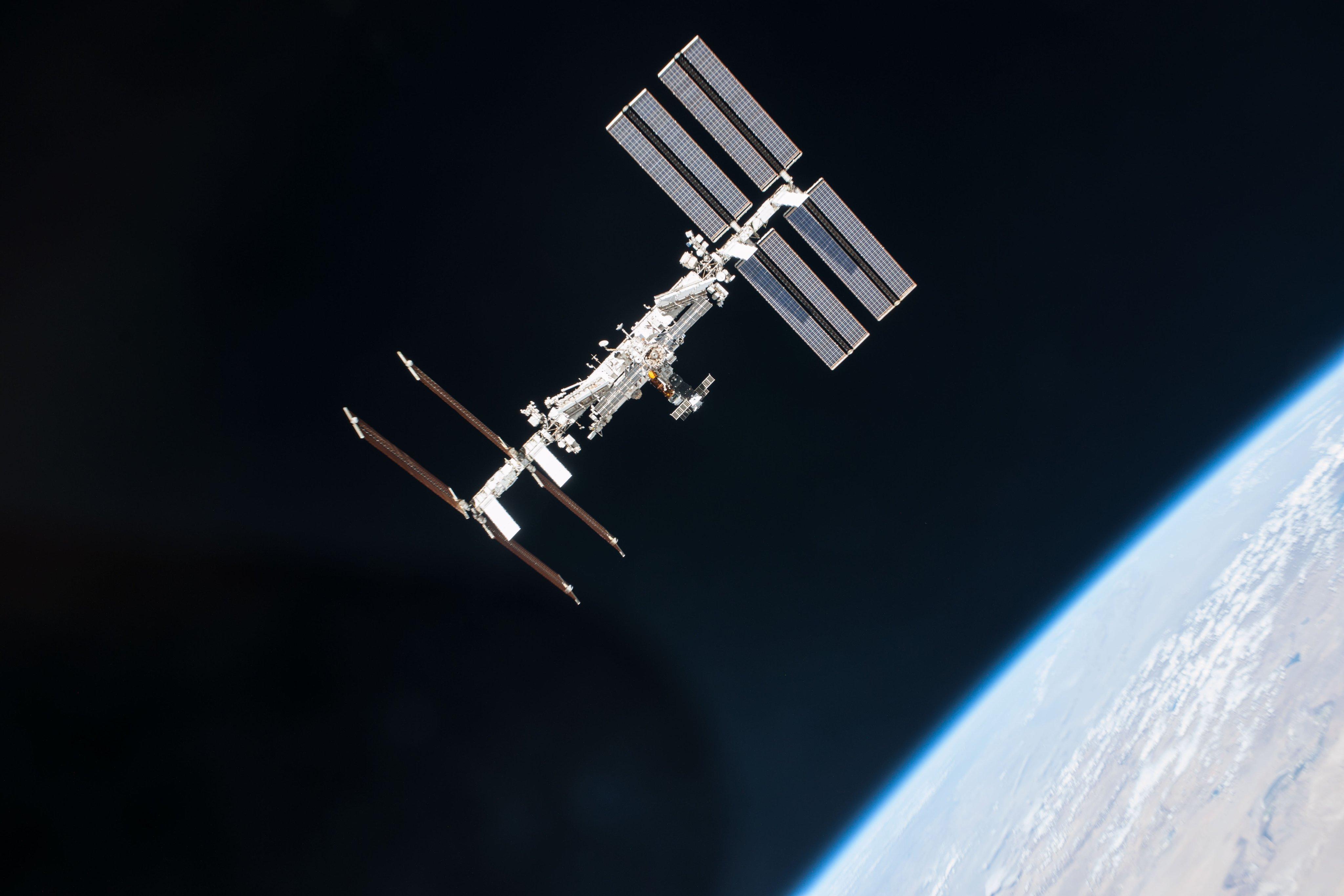 为躲避太空垃圾国际空间站临时改变轨道高度