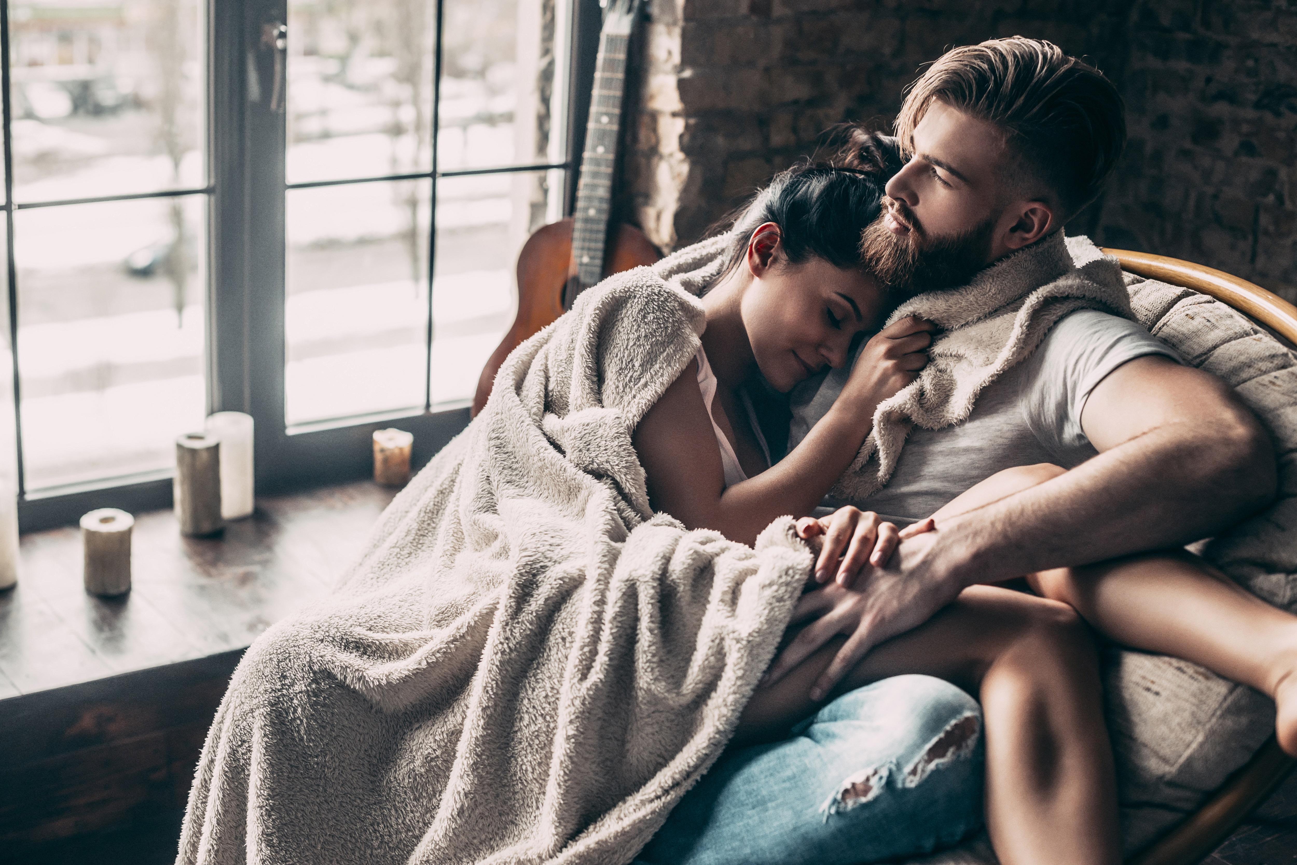 幸福的年轻夫妇睡在床上。 恋爱中的女人和男人躺在床上拥抱。 关系概念视频特效素材-千库网