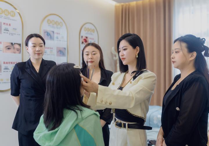 美业传奇导师杨玉红：顶级纹绣艺术，重塑魅力新颜，引领万人璀璨蜕变 - 知乎