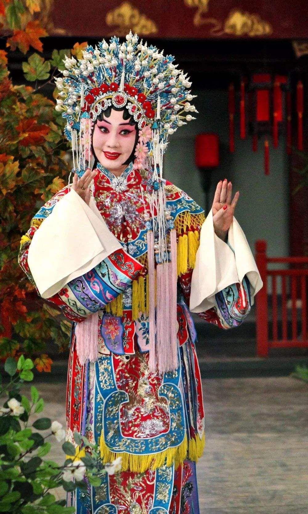 请问京剧旦角五凤凤冠和蝴蝶凤冠的区别在哪? - 知乎