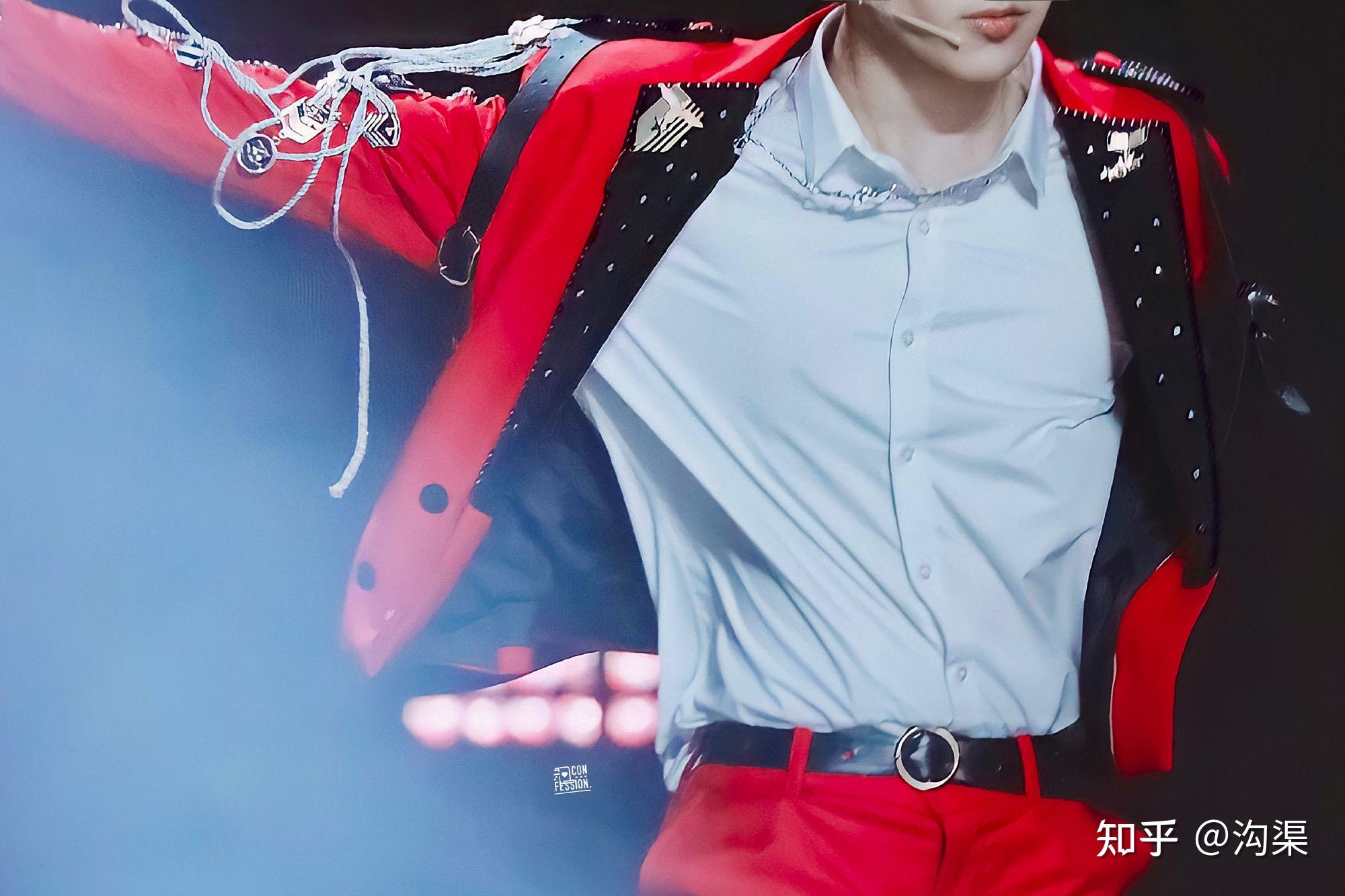 姐妹们有严浩翔胸肌的照片吗