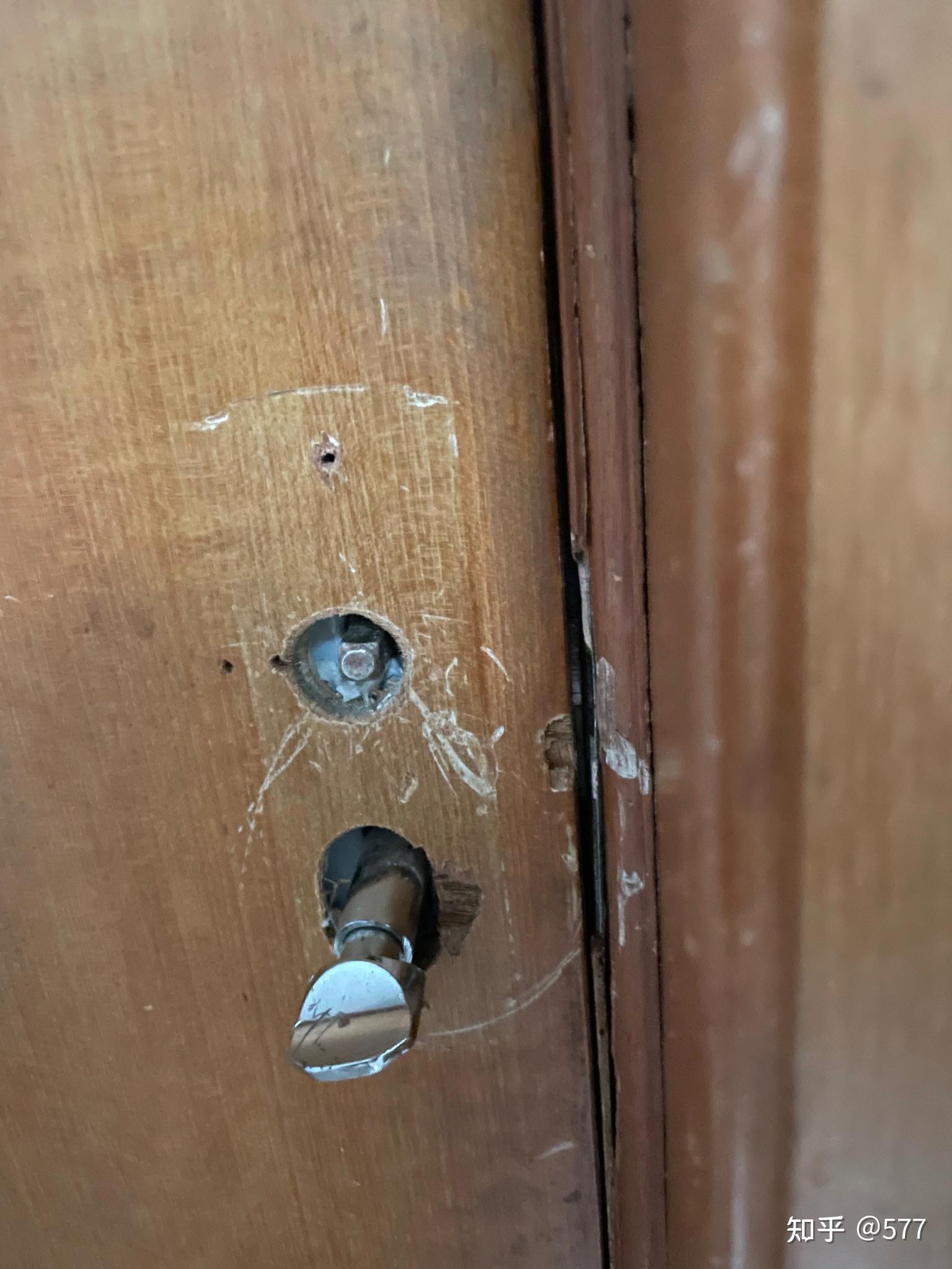 卧室门锁坏了自己在卧室里怎么自救