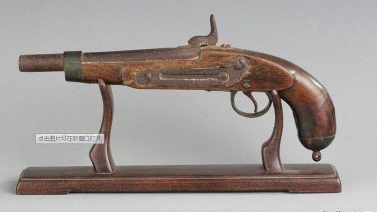 天门一男子自制火铳藏家中,警方依法查获已对其呈请逮捕,他的行为违反