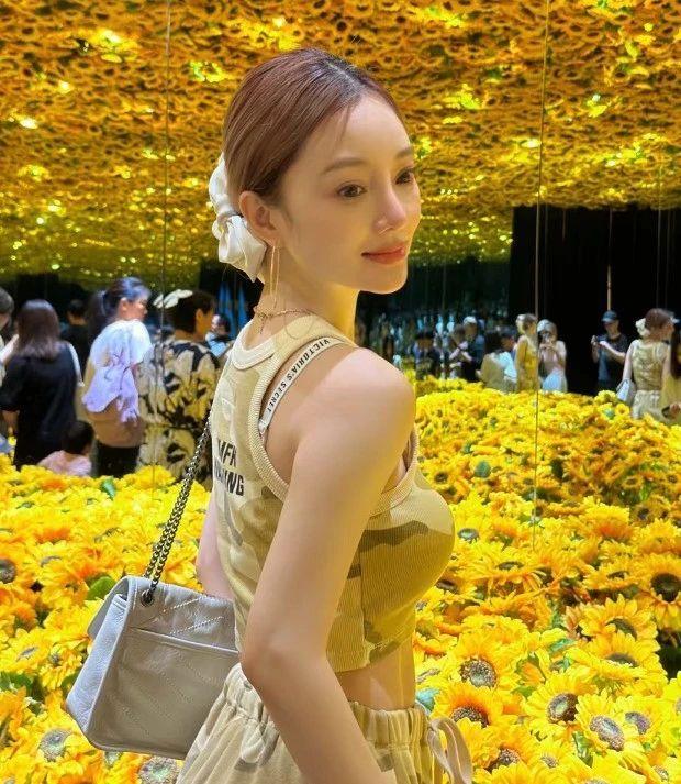 李小璐看展图曝光!只p自己,不p女儿!