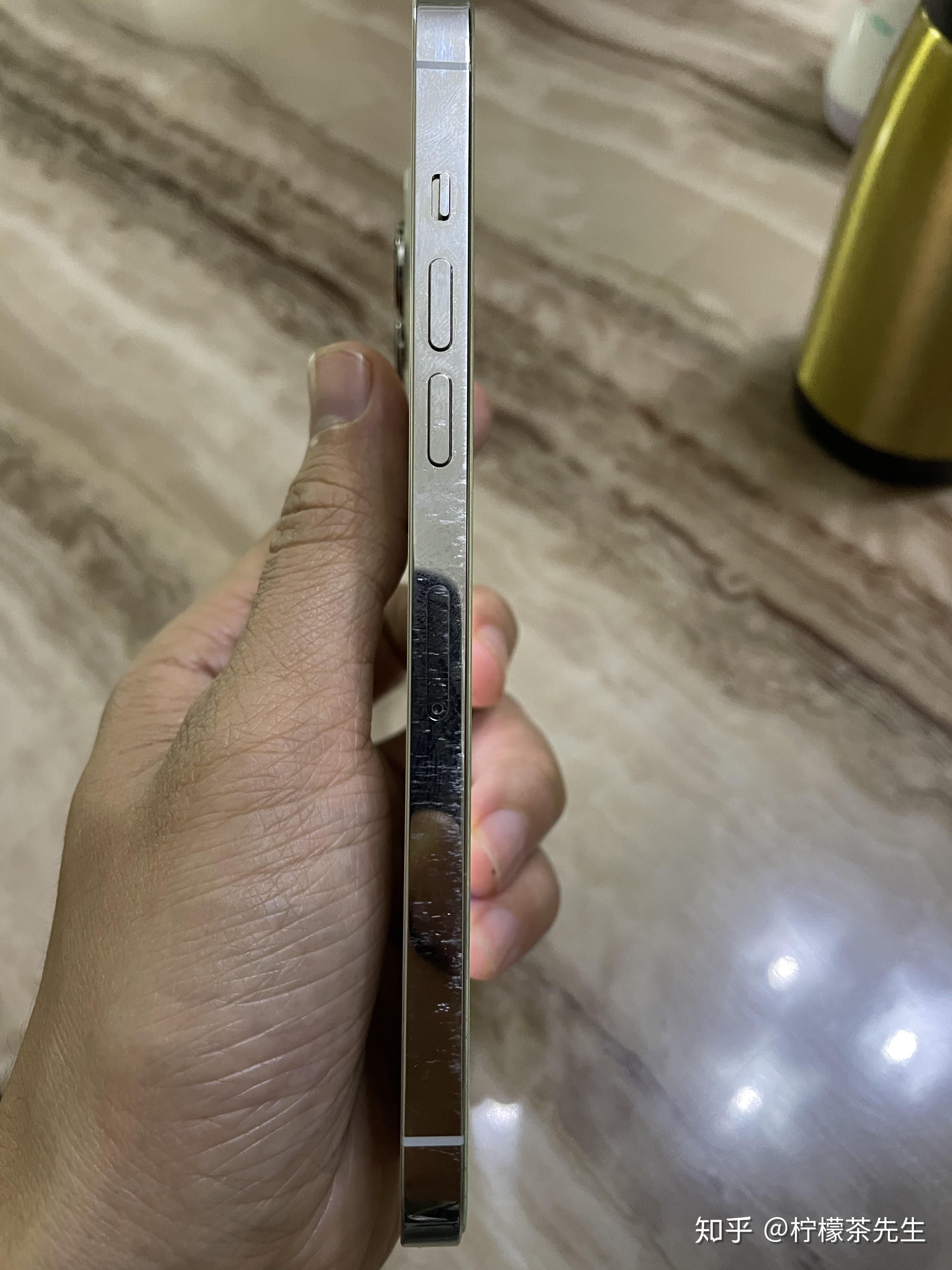 新买没多久的iphone12promax两边出现划痕正常吗