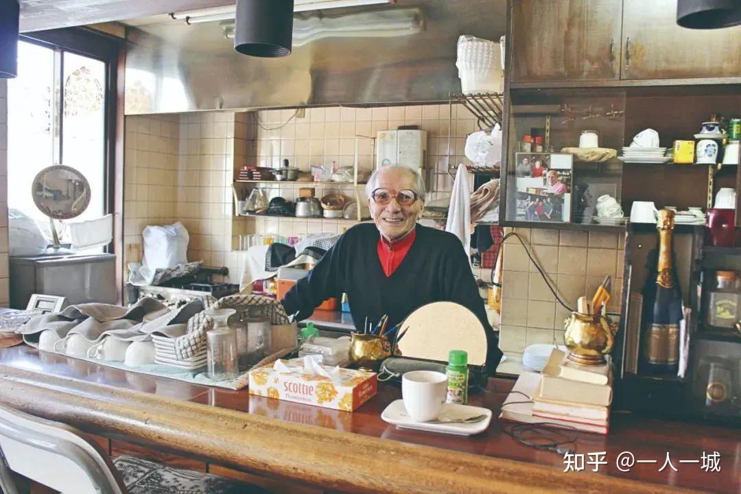搬了30多次家后，她和中国丈夫离婚，一个人独居8㎡出租屋5年，没有冰箱洗衣机，不能洗澡，却在40+过上向往的“滚石”人生 - 知乎